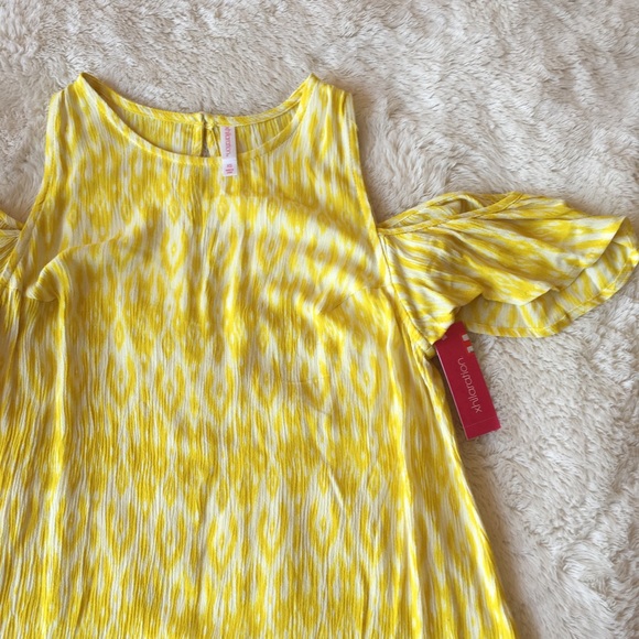 Xhilaration Tops - Xhilaration cold shoulder top